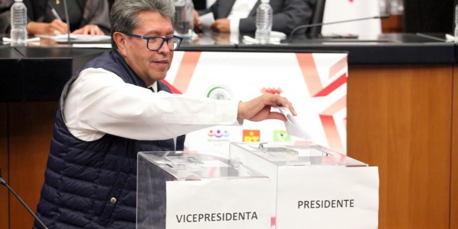 El coordinador de Morena en el Senado, Ricardo Monreal, al momento de emitir su voto para elegir quien presidirá la Mesa Directiva el próximo periodo de sesiones