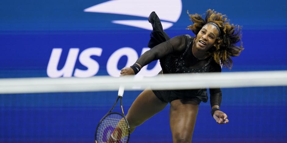 Serena Williams en acción durante su duelo contra Anett Kontaveit en la Segunda Ronda del US Open.