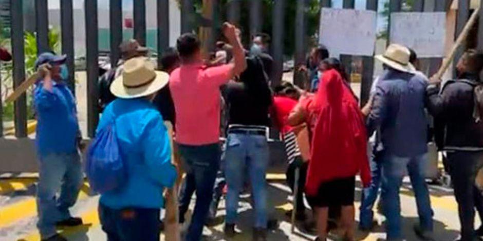 Pobladores agredieron a dos reporteros en el Congreso de Oaxaca.