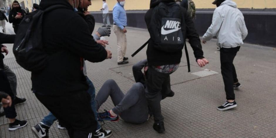 Simón Boric fue agredido por un grupo de jóvenes que protestaban.