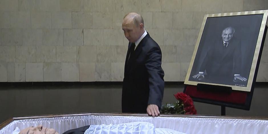 El presidente ruso Vladimir Putin despide con un ramo de rosas rojas al exlíder soviético, ayer.