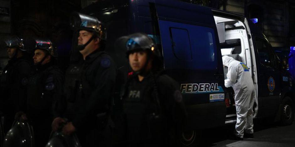 Policía trabaja donde una persona atentó contra la vicepresidenta de Argentina, Cristina Fernández.