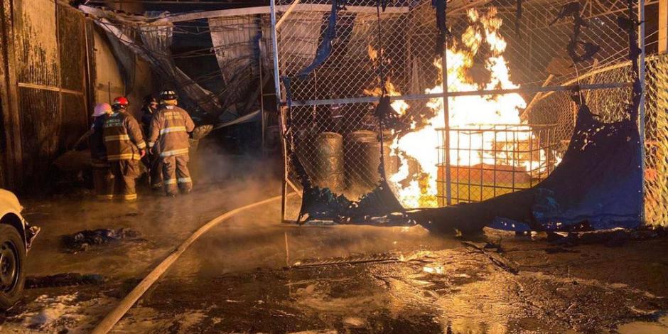 Bomberos de la Ciudad de México y de diferentes municipios logran apagar un incendio en una fábrica de solventes en el municipio de Tlalnepantla