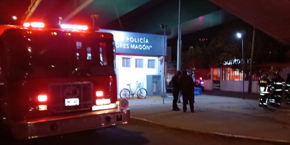 Bomberos de la Ciudad de México atienden explosión en estación de la colonia Santa María de la Rivera, en la que dos policías salieron heridos