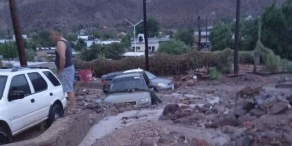 Tormenta tropical "Javier" provoca inundaciones y cierre de carreteras en Baja California Sur.