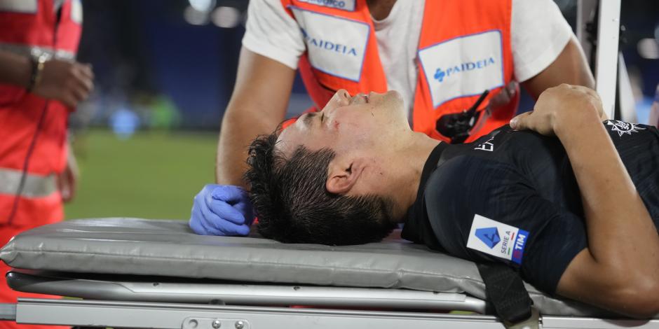 Hirving Lozano es sacado en camilla durante el juego entre Napoli y Lazio tras su choque de cabezas con Adam Marusic.