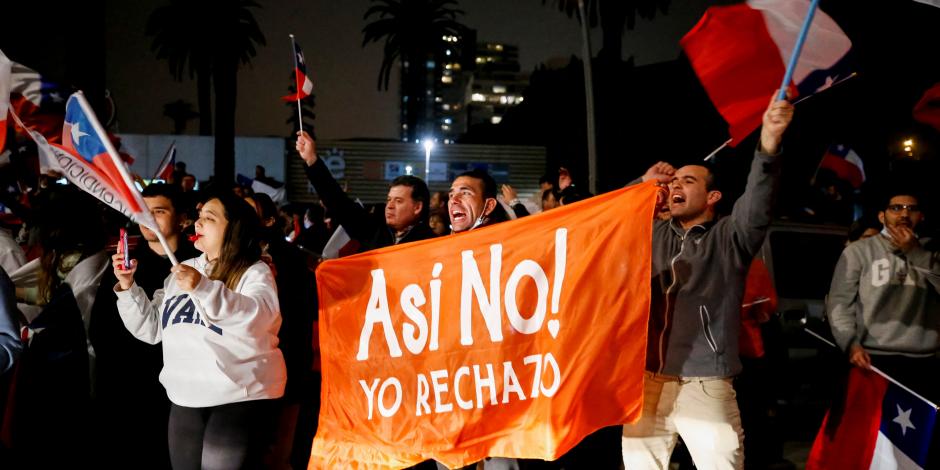 Los partidarios de la opción "Rechazo" sostienen una pancarta que dice "¡Así no! Rechazo" mientras reaccionan a los primeros resultados del referéndum sobre una nueva constitución chilena en Valparaíso, Chile, el 4 de septiembre de 2022.