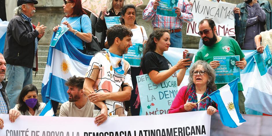 Ondeando banderas de Argentina y con pancartas, simpatizantes externaron su apoyo a la exmandataria Cristina Fernández durante megamovilizaciones este fin de semana, después del intento de ataque.