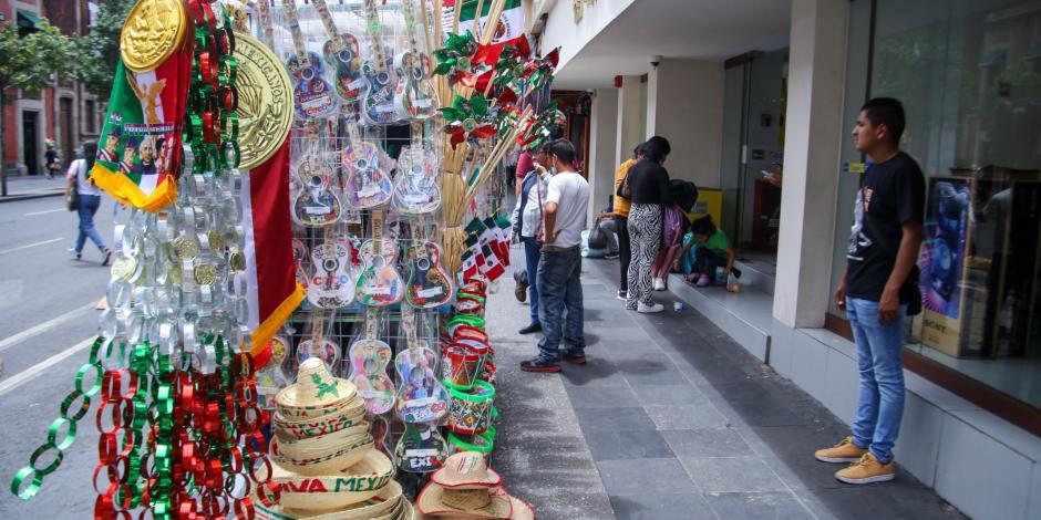 El dueño de un carrito, a la espera de compradores sobre la calle Tacuba, ayer.