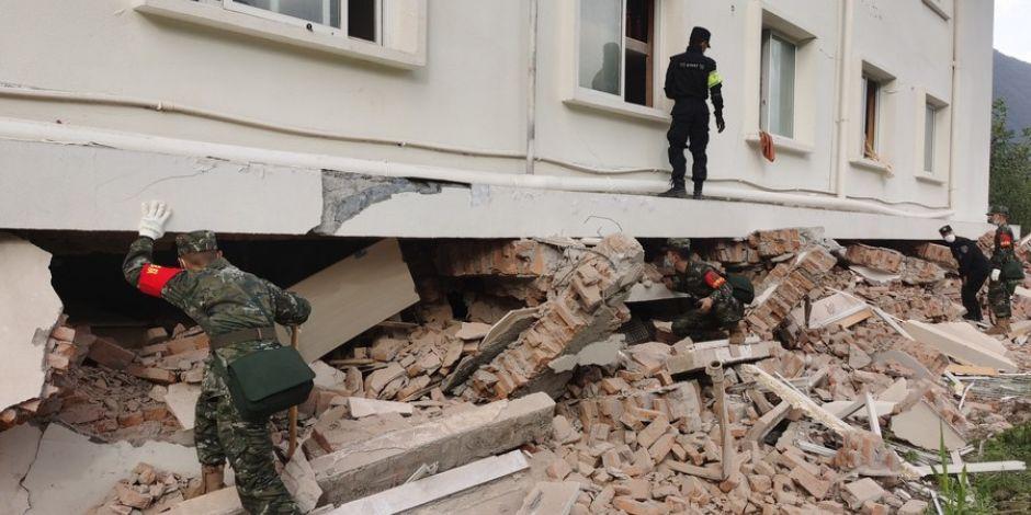 China reportó al menos 72 personas muertas tras el terremoto del lunes.