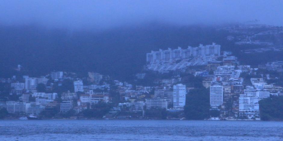 Los efectos del fenómeno meteorológico se aprecian en este amanecer nublado captado en Acapulco, ayer.