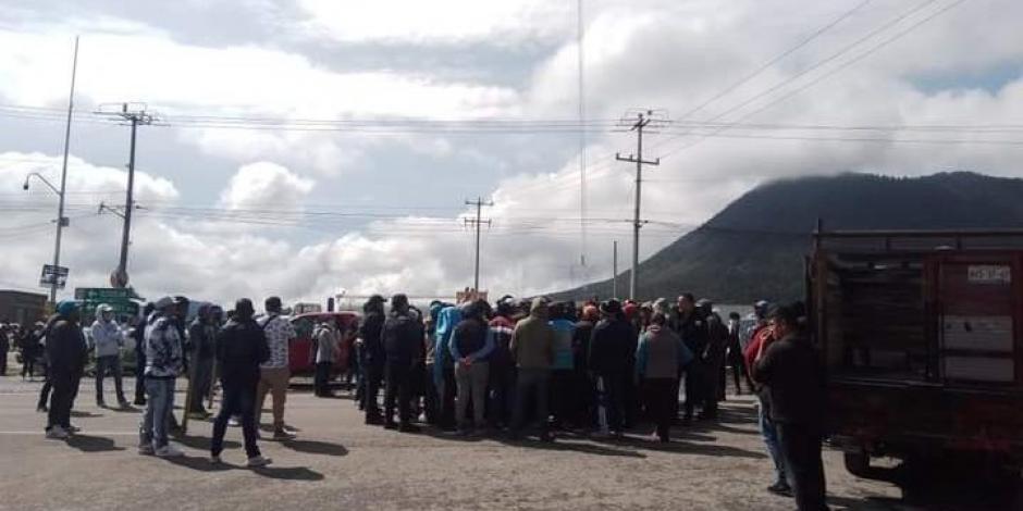 Pobladores de El Rincón se reunieron para protestar por el hecho, ayer.