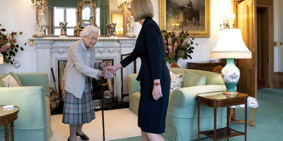 La reina Isabel II recibe a la nueva ministra, en una audiencia en Escocia, ayer.
