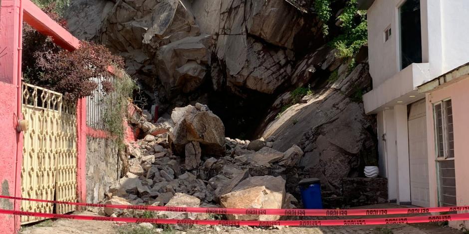 Derrumbe de rocas afecta casas en Tulpetlac, Estado de México.