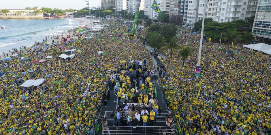 El mandatario congrega a miles en Río de Janeiro por celebración de Independencia.