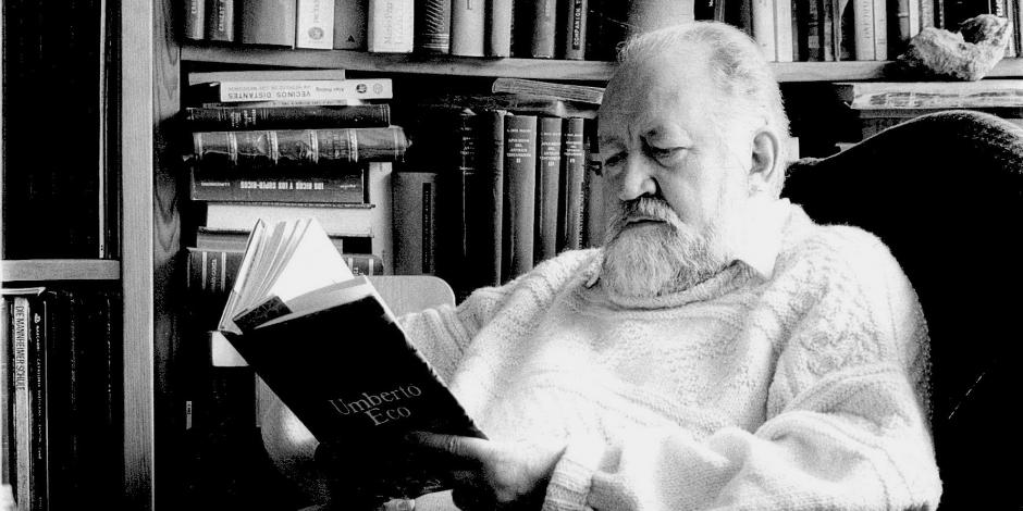 Ernesto de la Peña (1927-2012), en su biblioteca.