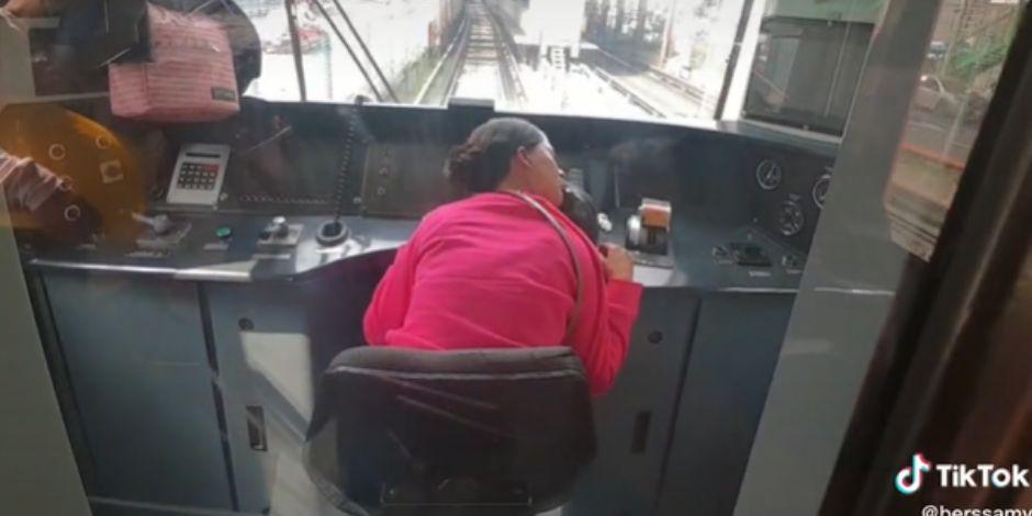 Captaron a una mujer durmiendo en una cabina de conducción del Metro CDMX.