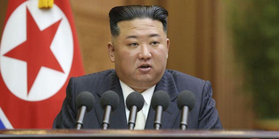 Líder norcoreano Kim Jong Un pronunciando un discurso durante un parlamento en Pyongyang, Corea del Norte.