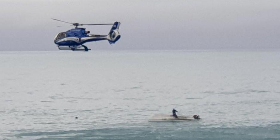 Autoridades de Nueva Zelanda realizaron labores para rescatar a un sobreviviente de la embarcación.