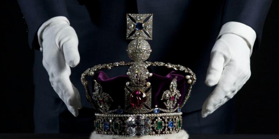 Corona Imperial del Estado es portada por el monarca al final de la ceremonia de coronación.