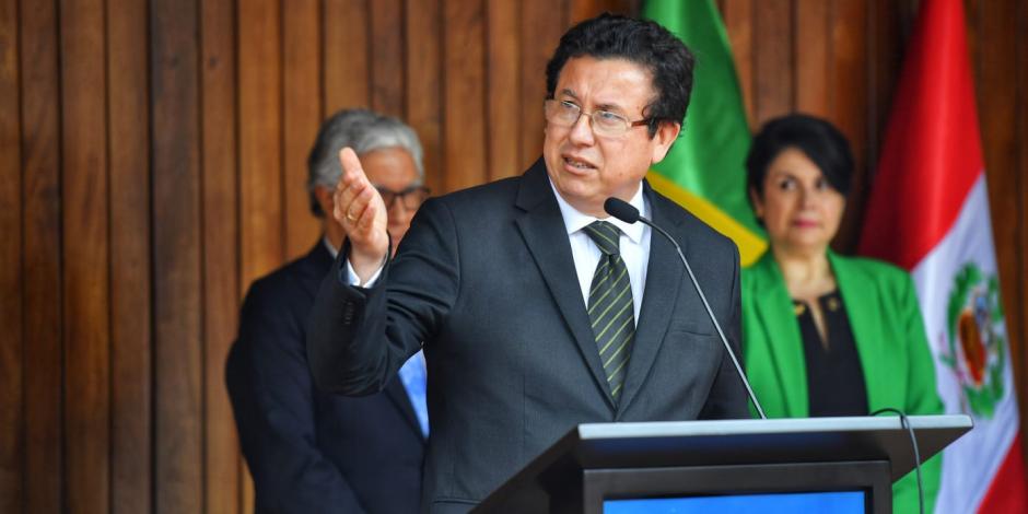 El canciller de Perú, Miguel Ángel Rodríguez, anuncia su renuncia irrevocable luego de cinco semanas en el cargo por diferencias con el presidente Pedro Castillo