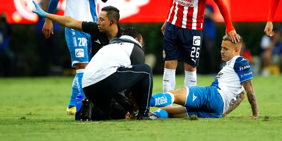 Gustavo Ferrareis momentos después de su impactante lesión en el cotejo entre Chivas y Puebla.