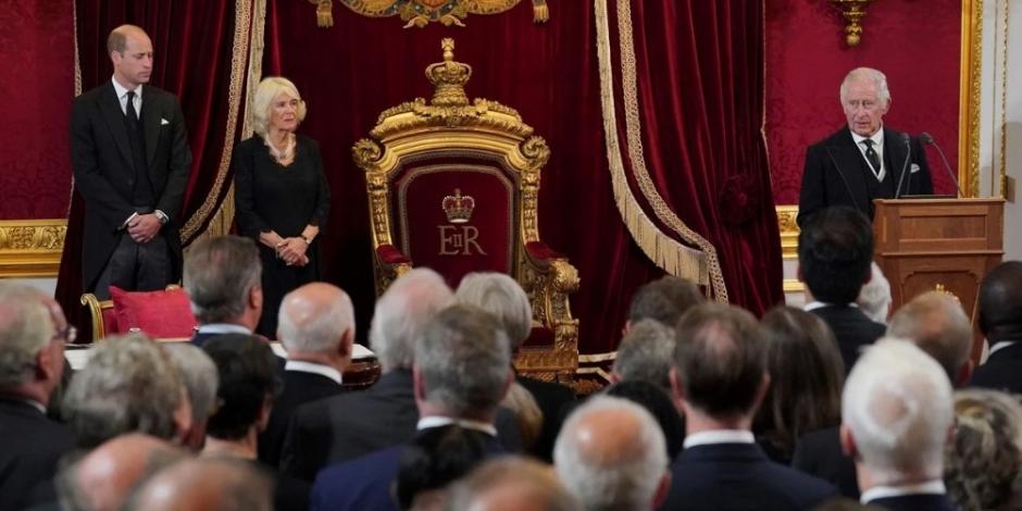 Carlos III es proclamado formalmente rey ante los miembros del Consejo Privado en el Salón del Trono en el Palacio de St. James, Londres.