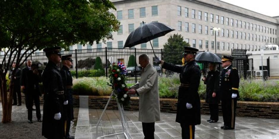 Presidente de Estados Unidos, Joe Biden, coloca ofrenda floral durante homenaje a víctimas del 9/11