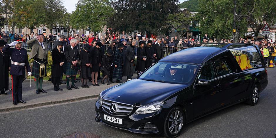Reina Isabel II congrega a miles en “último gran viaje” por Escocia