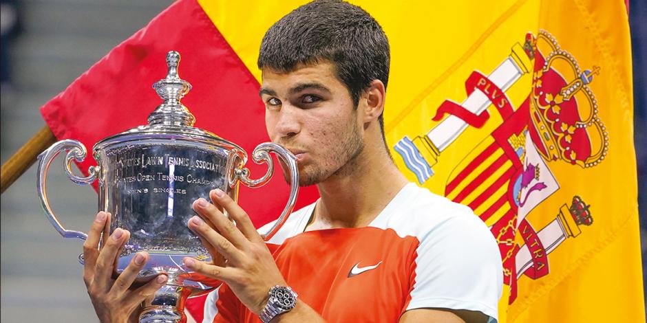 El tenista español besa el trofeo  del US Open que ganó ayer, en Nueva York, Estados Unidos.