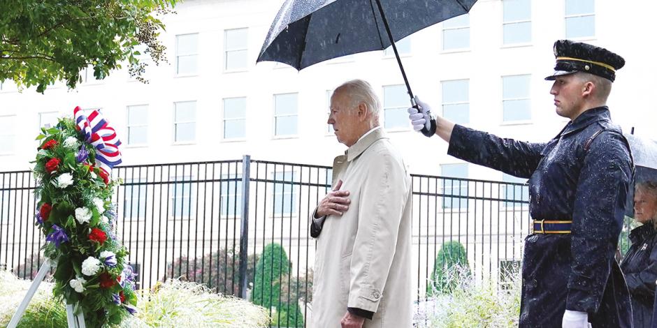 El presidente Joe Biden, en un discurso por las víctimas del 11-S, en plena lluvia, ayer.