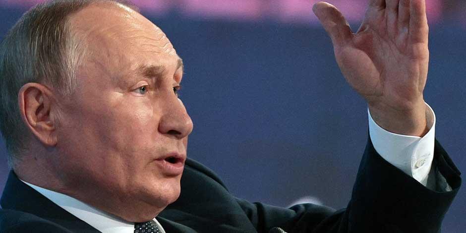 El presidente ruso, Vladimir Putin, gesticula mientras habla durante una sesión plenaria en el Foro Económico Oriental en Vladivostok, Rusia, el miércoles 7 de septiembre de 2022