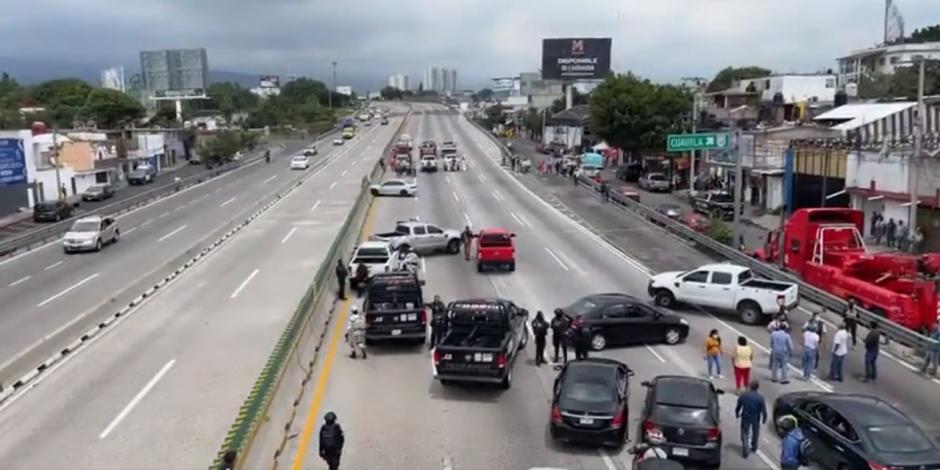 Durante enfrentamiento a balazos en la autopista México-Cuernavaca detienen a dos personas armadas