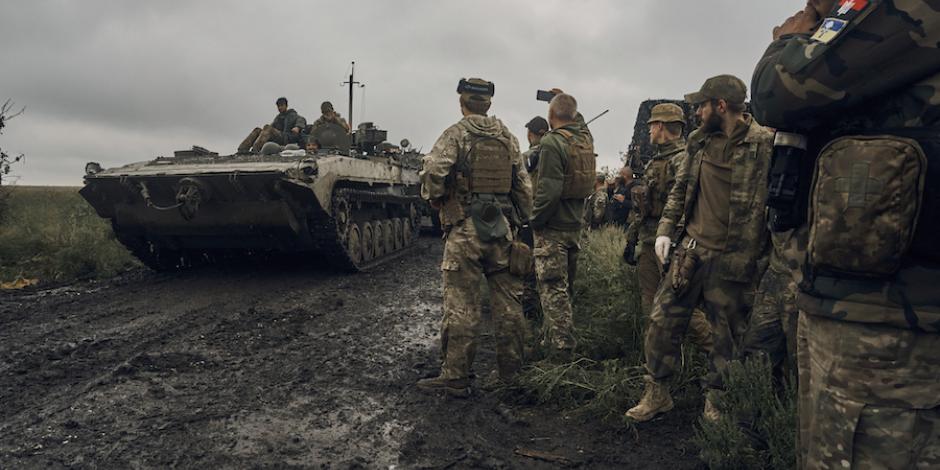 Tropas ucranianas retornan a sus bases en Járkov, tras replegar a los enemigos rusos, ayer.