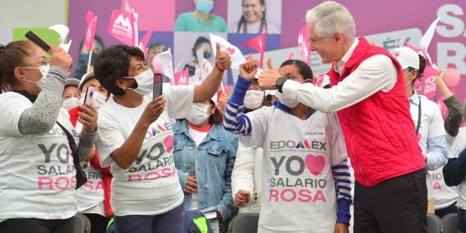 Alfredo Del Mazo entrega tarjetas del Salario Rosa en Toluca.