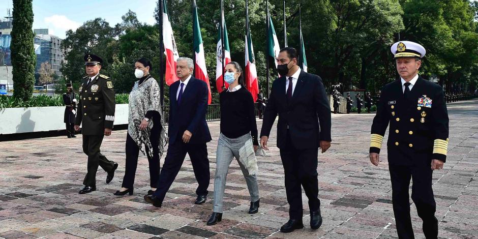 El Presidente AMLO con los mandos de las Fuerzas Armadas, y otros funcionarios, este martes en Chapultepec.
