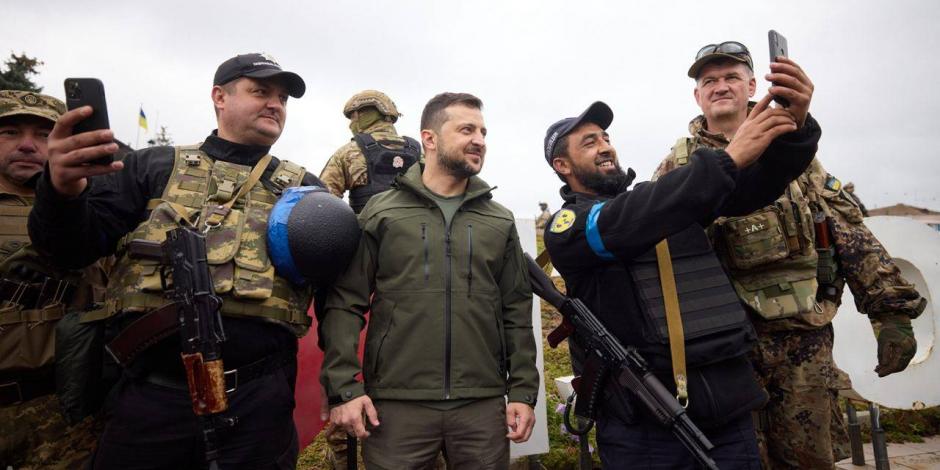 El presidente de Ucrania, Volodimir Zelenski, se toma selfie con soldados ucranianos durante su visita en la ciudad de Izium
