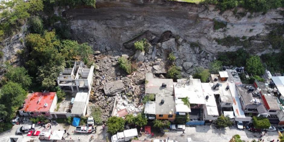 Derrumbe de paredón en Cuernavaca deja 2 muertos.