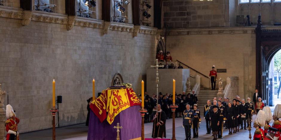 La familia real hace una guardia frente al ataúd de su majestad, previo a la ceremonia, ayer.