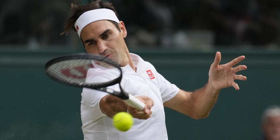 Roger Federer regresa un tiro del polaco Hubert Hurkacz durante los cuartos de final de Wimbledon el año pasado.