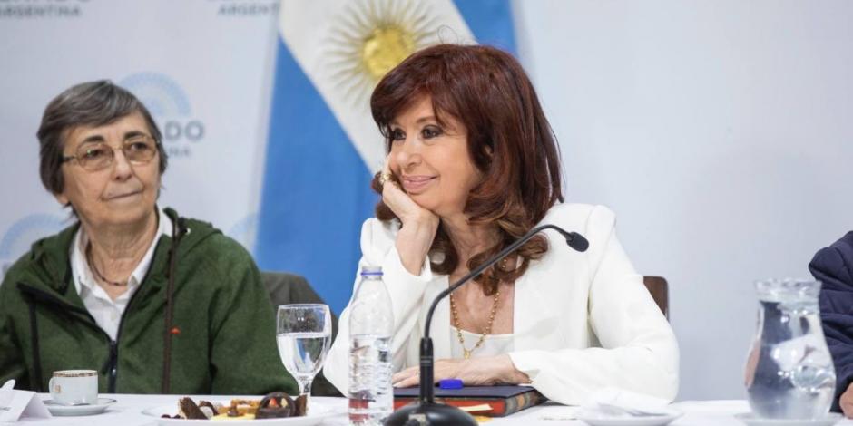 Cristina Fernández reaparece tras ataque y dice que está "viva por Dios y la Virgen".