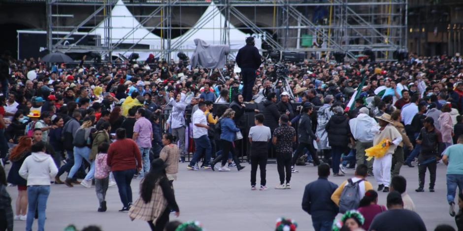 Cientos de personas inundaron el Zócalo de la Ciudad de México en busca de un lugar para disfrutar el concierto de Los Tigres del Norte.