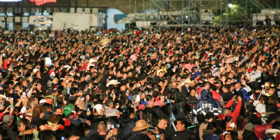 Grito de Independencia: Se reúnen 130 mil personas en el Zócalo de la CDMX.