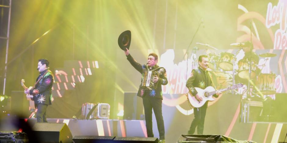 Miles de personas disfrutan del concierto de Los Tigres del Norte en el Zócalo de la Ciudad de México.