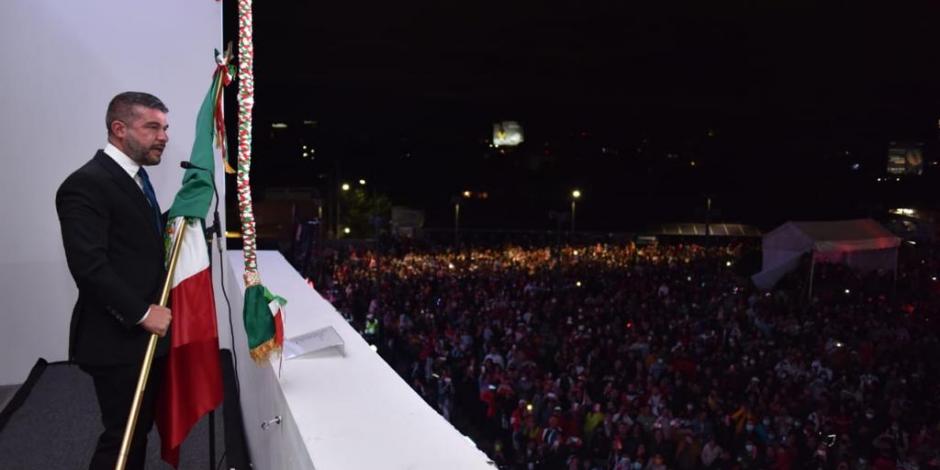 Mauricio Tabe, alcalde de Miguel Hidalgo, da el Grito de Independencia en la explanada de la demarcación frente a más de 4 mil personas.