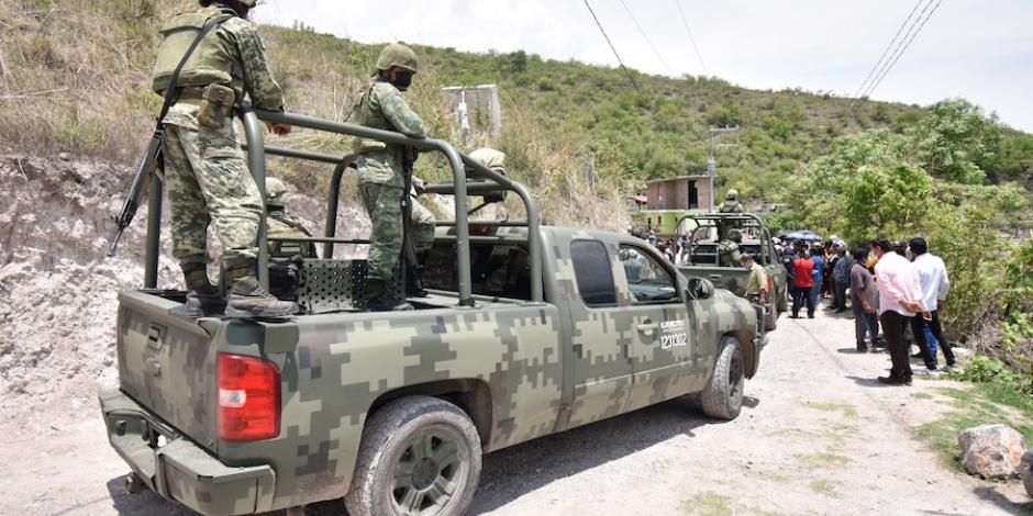 Militares retenidos por pobladores de Petaquillas, Guerrero, en junio pasado.*Esta columna expresa el punto de vista de su autor, no necesariamente de La Razón.