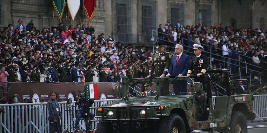 El Presidente, ayer, a su llegada a Palacio Nacional, en un vehículo de las Fuerzas Armadas, flanqueado por los secretarios de la Defensa y Marina.
