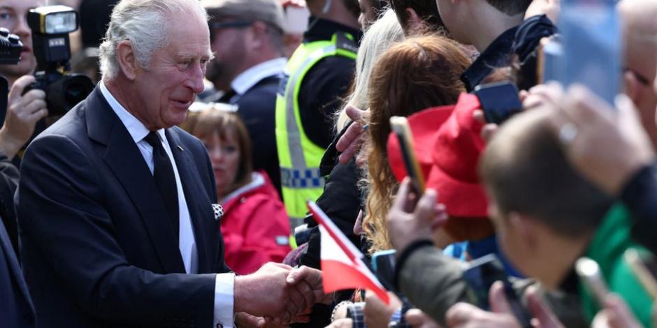 El rey Carlos estrechó la mano con algunas personas que asistieron a despedirse de la reina Isabel II.