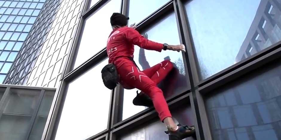 "Spiderman francés" sube a un rascacielos de París para celebrar su cumpleaños 60