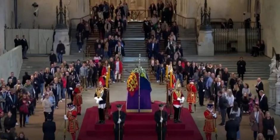 Los reyes de España, Felipe VI y Letizia Ortiz, asisten a capilla ardiente con los restos mortales de la monarca Isabel II en el Palacio de Westminster, sede del Parlamento británico